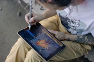 Ilustradora creando dibujos digitales para ilustrar un caso de propiedad intelectual