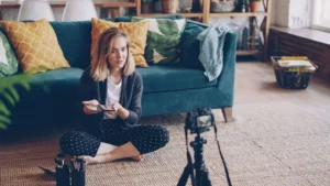 Creadora de contenido grabando un vídeo para redes sociales