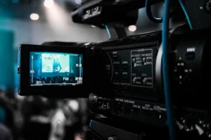 Cámara de televisión grabando una producción audiovisual