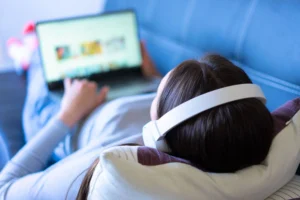 Persona accediendo a contenidos digitales de forma legal y segura