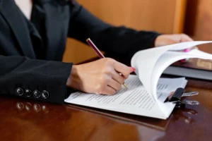 Abogada revisando documentos legales sobre el derecho de defensa