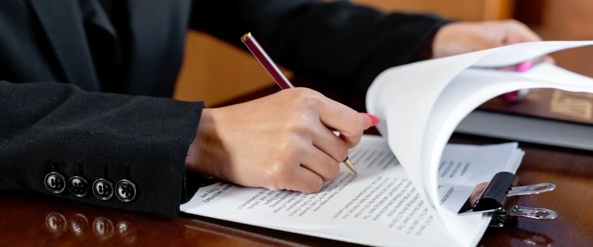 Abogada revisando documentos legales sobre el derecho de defensa