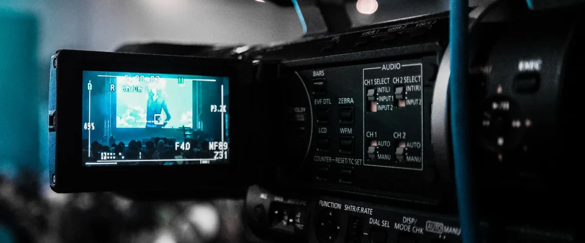 Cámara de televisión grabando una producción audiovisual